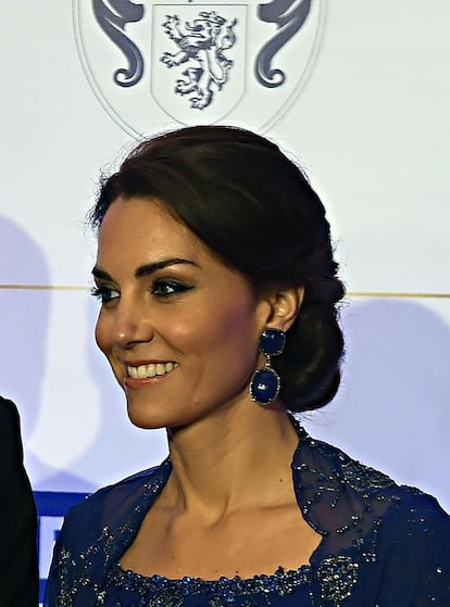 La duquesa suele recogerse el pelo en los actos oficiales nocturnos en un moño bajo para las cenas de gala como en esta ocasión.