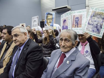 Asistentes a la primera audiencia del juicio en el Tribunal Oral en lo Criminal Federal de Tucumán.