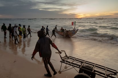 Pescadores esperan para descargar un barco en el puerto de Nuakchot, Mauritania el 10 de diciembre de 2024.