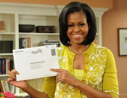 Michelle Obama muestra el sobre de su voto por correo.