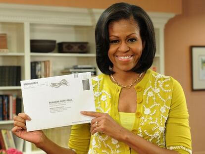 Michelle Obama muestra el sobre de su voto por correo.