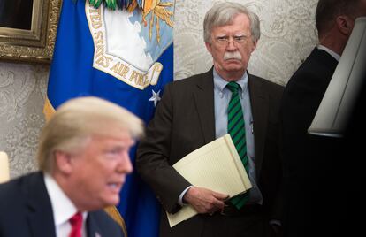 Donald Trump e John Bolton, em 17 de maio de 2018. Em vídeo, o presidente dos EUA afirma que a decisão de Bolton de publicar suas memórias implicaria “responsabilidade penal”. 