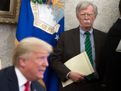 John Bolton observa a Donald Trump (en primer plano), en un acto en la Casa Blanca en 2018.