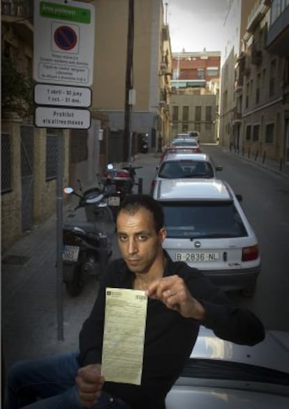 Mohamed Roduane, ayer, en la calle Rier Escuder de donde le fue retirado el coche.