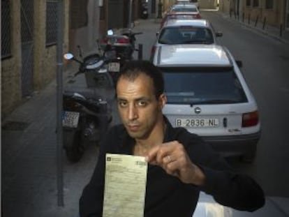 Mohamed Roduane, ayer, en la calle Rier Escuder de donde le fue retirado el coche.