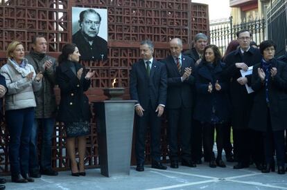 Homenaje a Santiago Brouard en el exterior del Parlamento vasco.
