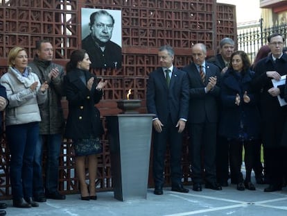 Homenaje a Santiago Brouard en el exterior del Parlamento vasco.