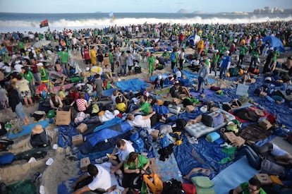 La playa de Copacabana ha permanecido &#039;ocupada&#039; por los fieles durante todo el d&iacute;a. 