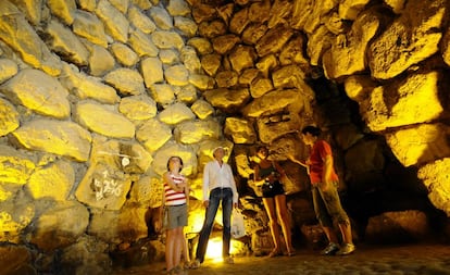 Visitantes en el complejo arqueológico de Nuraghen Su Nuraxi, en Cerdeña.
