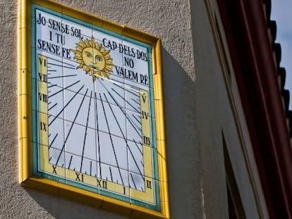 Reloj de sol ilustrado de la calle Moss&egrave;n Vives en Sarri&agrave;.