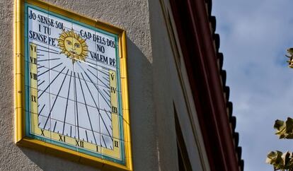 Reloj de sol ilustrado de la calle Moss&egrave;n Vives en Sarri&agrave;.