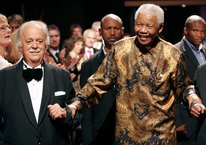 George Bizos, con Nelson Mandela, en 2008 en Johannesburgo.