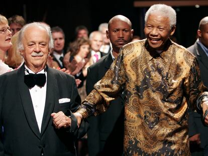 George Bizos, con Nelson Mandela, en 2008 en Johannesburgo.