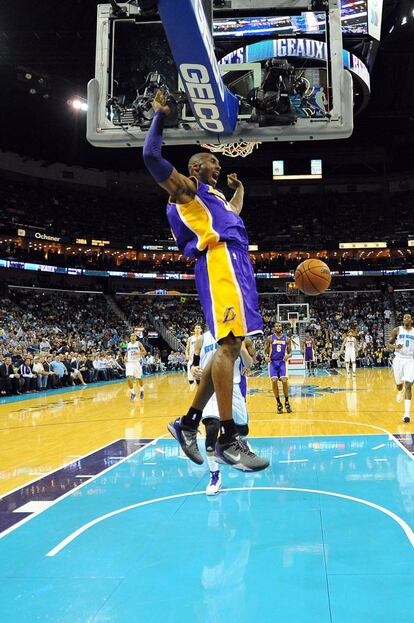 Kobe Bryant hace un mate en el aro de los Hornets.
