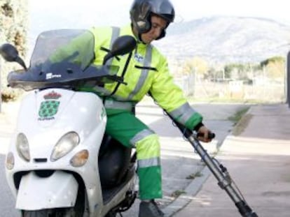Una 'motocaca' recoge excrementos caninos en las calles de Galapagar.