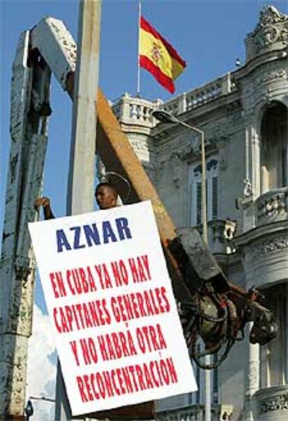 En la imagen, el cartel colocado frente a la Embajada española en La Habana.