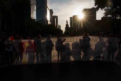 Integrantes del Sindicato Único de Trabajadores marchan sobre Paseo de la Reforma