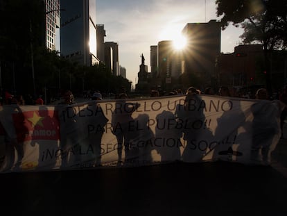 Integrantes del Sindicato Único de Trabajadores marchan sobre Paseo de la Reforma.