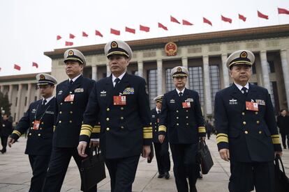 Delegados salen del Gran Palacio del Pueblo en Pekín (China), el 4 de marzo, tras la reunión preparatoria antes de la sesión inaugural de la Asamblea Popular Nacional (APN).