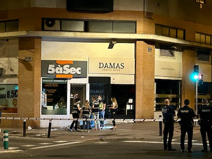 Los agentes de la Policía Nacional, en el lugar en el que este sábado ha sido tiroteado un joven de 21 años, en la calle Comercio.