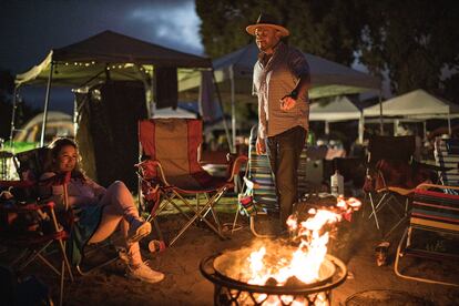 Una familia en la playa en San Diego (California) para ver los fuegos artificiales del 4 de julio de 2021.