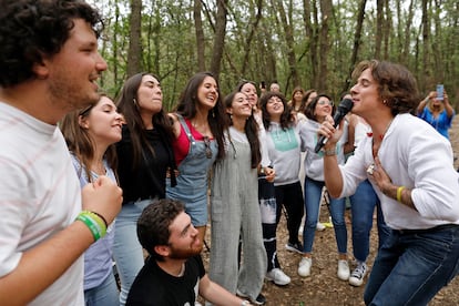 El cantante Teo Bok, durante una visita con el proyecto Amplificarte a La Granja Ability Training Center, en Santa María de Palautorderá (Barcelona).