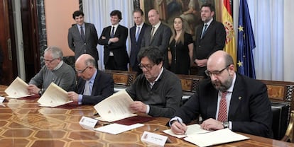 El ministro de hacienda, Cristobal Montoro, firma el comvenio de los funcionarios p&uacute;blicos en los representantes sindicales.