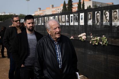 Ángel Rodríguez, su nieto y su hijo observan fotografías de represaliados.
