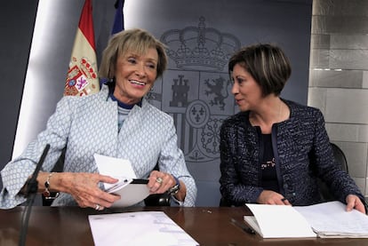 De la Vega ha sido el rostro del Gobierno en las ruedas de prensa posteriores a cada Consejo de Ministros de los viernes. En esta imagen, de su última comparecencia, la ex vicepresidenta aparece acompaña de la ex ministra de Medio Ambiente, Rural y Marítimo, Elena Espinosa.