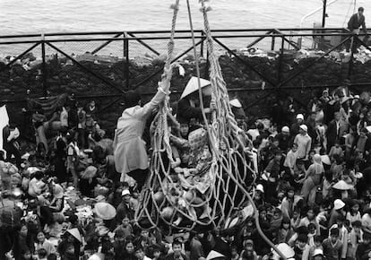 Refugiados da cidade de Da Nang usam uma rede para embarcar num navio. A operação, com 6.000 refugiados, levou oito horas, em 1º. de abril de 1975.