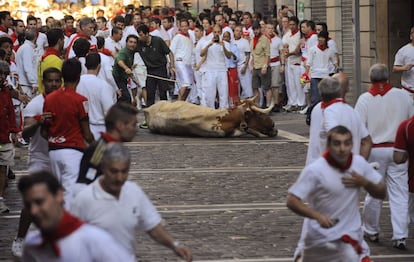 Uno de los toros de lidia cayó en una calle en el segundo encierro de Dolores Aguirre Ybarra rancho, en la fiestas de San Fermín, en Pamplona, ​​norte de España.