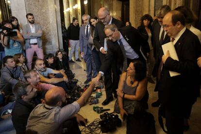 Sentada de periodistas en el Parlament este miércoles antes del pleno.