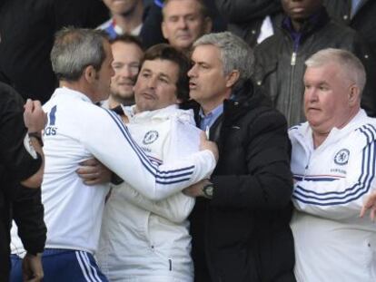 Mourinho y un ayudante contienen a Rui Faria.
