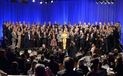 Foto de familia del almuerzo de los nominados, en 10 de febrero de 2014. Entre ellos, posan Sandra Bullock, Bradley Cooper, Steve Coogan, Rachel Winter, Christian Bale, David O. Russell, Amy Adams, Esteban Crespo, June Squibb, John Ridley, Leonardo DiCaprio, Alexandre Desplat, Andy Koyama, Guy Williams, Karim Amer, Jehane Noujaim, Edgar Barens, Eric Reynolds, Joe Letteri, Peter Del Vecho, Jennifer Lee, Chris Buck, Eric Saindon, David Clayton, Alfonso Cuaron, David Brownlow, Steve McQueen, Craig Borten, Martin Pensa, Jean-Marc Vallee, Andy Nicholson, Charles Roven, Richard Suckle, Gloria Pasqua Casny, Joel Harlow, Leonardo DiCaprio, Thomas Newman, Roger Deakins, Matthew McConaughey, Jonathan Gordon, Crispin Struthers, Judy Becker, Michael Wilkinson, Pharrell Williams, K.K. Barrett, Ethan Hawke, Robbie Brenner y Julie Delpy.