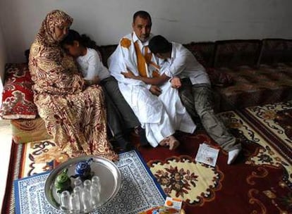 Los padres de Selamha, Mohamed Ould Abdallahi y Hawa Mint Cheikha, y sus hermanos, en su domicilio en Puerto Real.