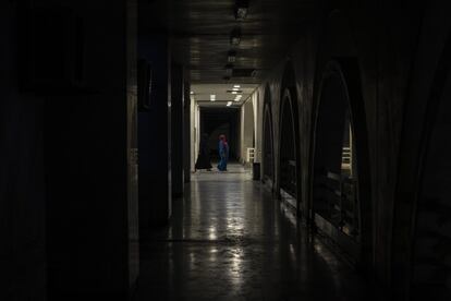 Dos mujeres acceden al Hospital Universitario Rafic Hariri en la penumbra de un pasillo sin luz. El problema de la escasez de electricidad no es algo nuevo en Líbano; en Beirut llevan desde la Guerra Civil sin contar con suministro las 24 horas del día.