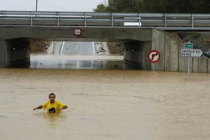 Aspecto que presentaba ayer por la tarde el paso por debajo de la carretera C-260 de Figueres a Roses a la altura de Castell d&#39;Empuries (Girona).