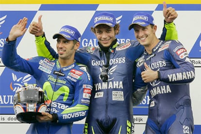 Valentino Rossi celebra en el podio del circuito de Assen su triunfo junto con Marco Melandri y Colin Edwards.