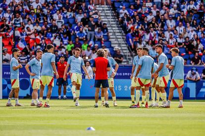 Los jugadores de España calientan antes de la final de fútbol ante Francia.