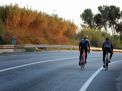 Dos ciclistas en una carretera.