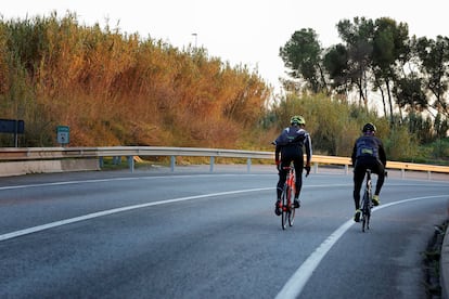 El lugar donde dos ciclistas fallecieron domingo, en El Papiol, atropellados por un coche.