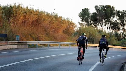 El lugar donde dos ciclistas fallecieron domingo, en El Papiol, atropellados por un coche.