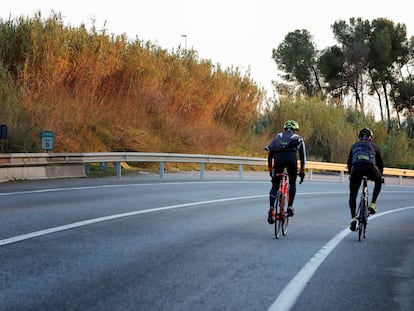 Dos ciclistas en una carretera.