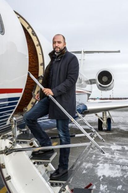 Gerard López, en la escalerilla de su avión