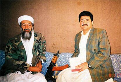 Osama Bin Laden (a la izquierda) y el periodista paquistaní Hamid Mir, en una entrevista. La foto fue publicada ayer por el diario <b></b><i>Dawn,</i> de Islamabad.