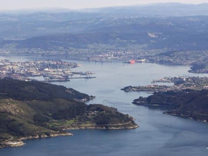 Vista general de la ría de Ferrol, con la planta de gas de Reganosa a la derecha y los astilleros y el Arsenal Militar a la izquierda