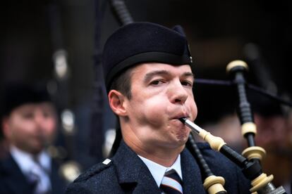 Un hombre toca la gaita durante el festival internacional Piping de Glasgow (Reino Unido). 