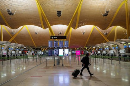 El turismo extranjero mantuvo en agosto la misma tónica de fuertes descensos de julio, con caídas del 76% en las entradas (hasta 2,4 millones de personas) y del 79% en el gasto (a 2.457 millones de euros) como consecuencia de la pandemia de la covid-19 y de la intensificación de las restricciones de viaje hacia España. En la imagen, la terminal T4 del aeropuerto de Barajas en Madrid, este viernes.