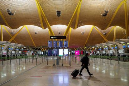 Un viajero transita la Terminal 4 del aeropuerto de Madrid-Barajas, totalmente vacía, en agosto de 2020.