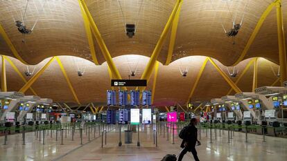 Un viajero transita la Terminal 4 del aeropuerto de Madrid-Barajas, totalmente vacía, en agosto de 2020.